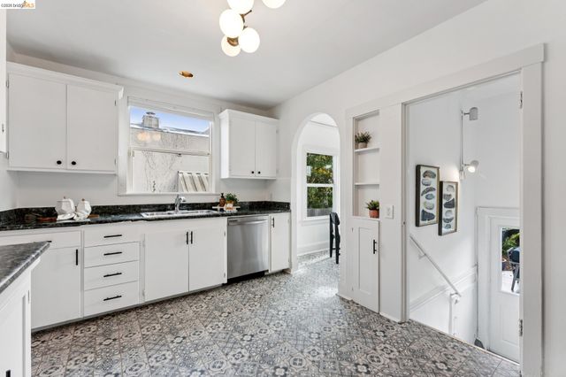 5721 Roberts Ave, Oakland, CA 94605