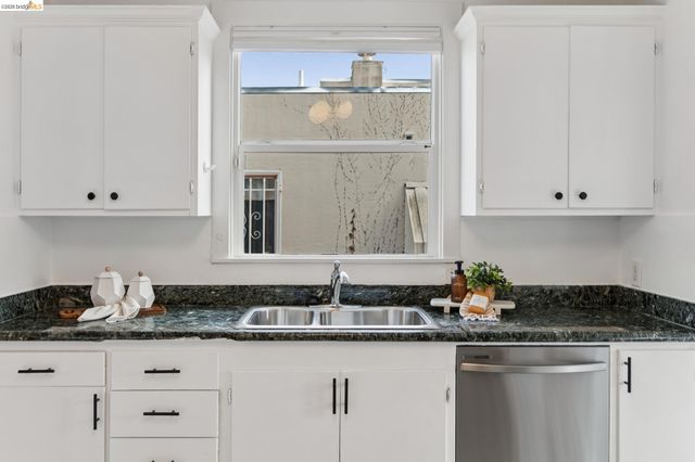 5721 Roberts Ave, Oakland, CA 94605