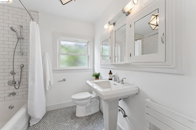 5721 Roberts Ave, Oakland, CA 94605