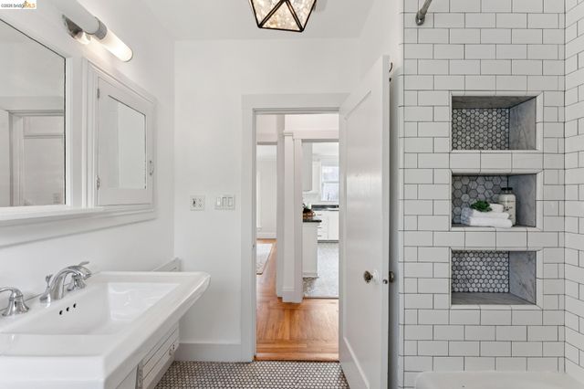 5721 Roberts Ave, Oakland, CA 94605