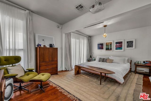 2652 N Beachwood Drive, Los Angeles, CA 90068