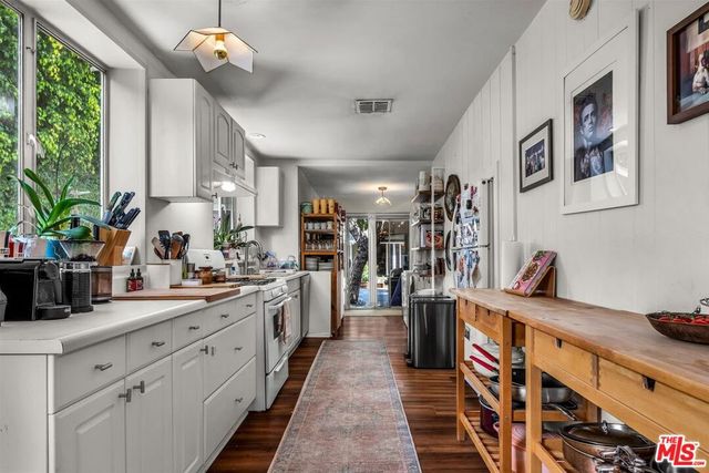 2652 N Beachwood Drive, Los Angeles, CA 90068