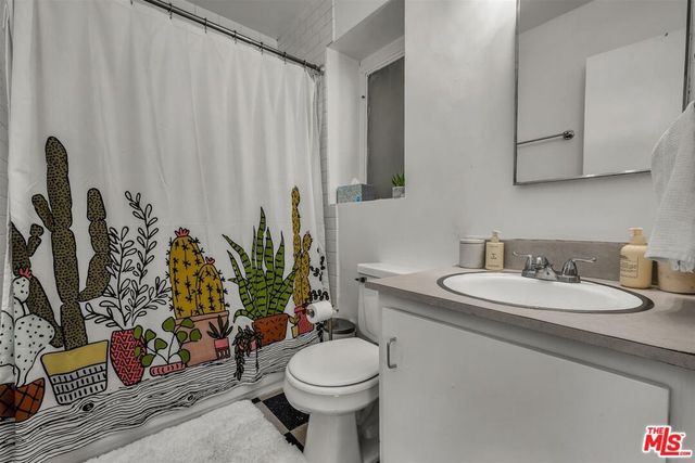 2652 N Beachwood Drive, Los Angeles, CA 90068