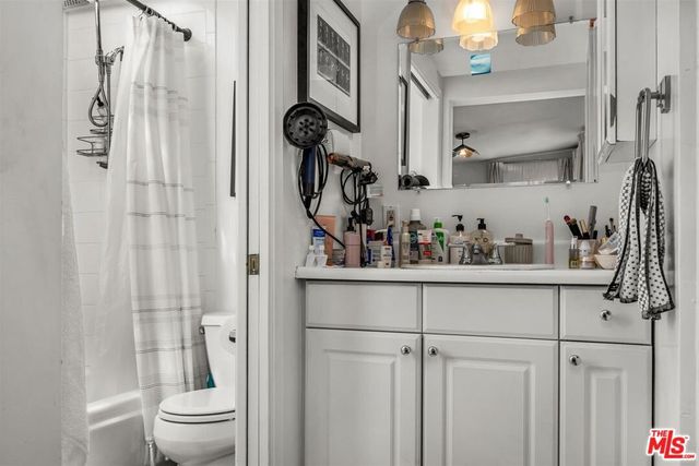 2652 N Beachwood Drive, Los Angeles, CA 90068