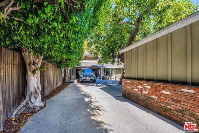 2652 N Beachwood Drive, Los Angeles, CA 90068