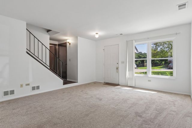 45 Willow Circle, Cary, IL 60013