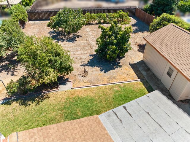 2121 Yosemite Ave, Escalon, CA 95320