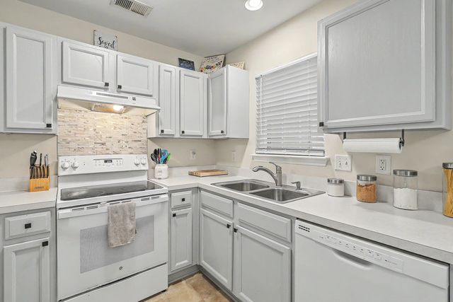 7982 Shadow Oak Drive, North Charleston, SC 29406