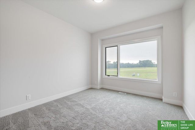 5602 N 213th Avenue, Elkhorn, NE 68022