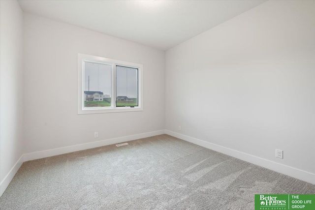 5602 N 213th Avenue, Elkhorn, NE 68022