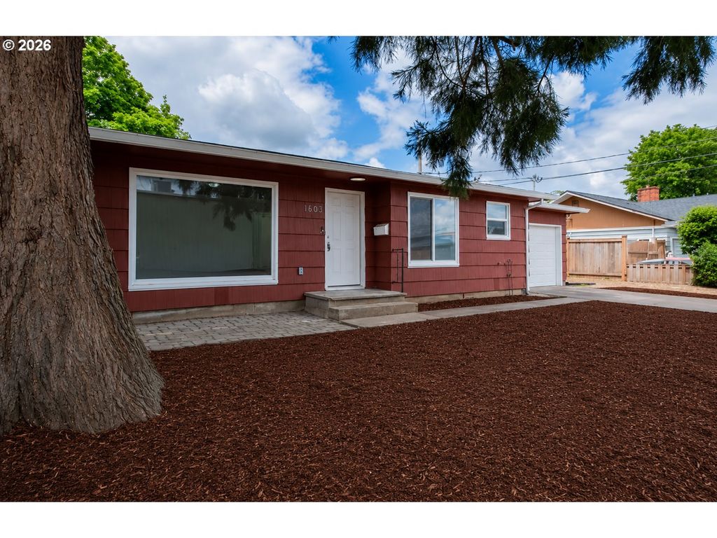 Image 3 of property listing at 1603 Nw ADAMS St, Mc Minnville, OR 97128