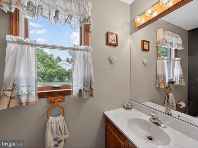 853 LAHR RD, Nazareth, PA 18064
