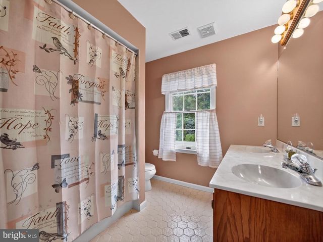853 LAHR RD, Nazareth, PA 18064