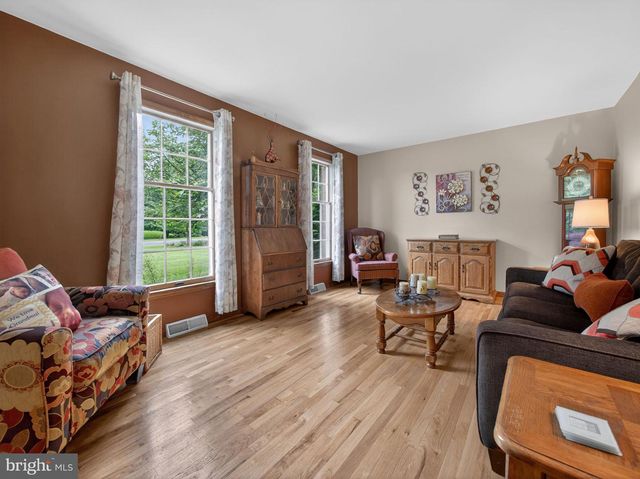853 LAHR RD, Nazareth, PA 18064