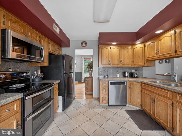 853 LAHR RD, Nazareth, PA 18064