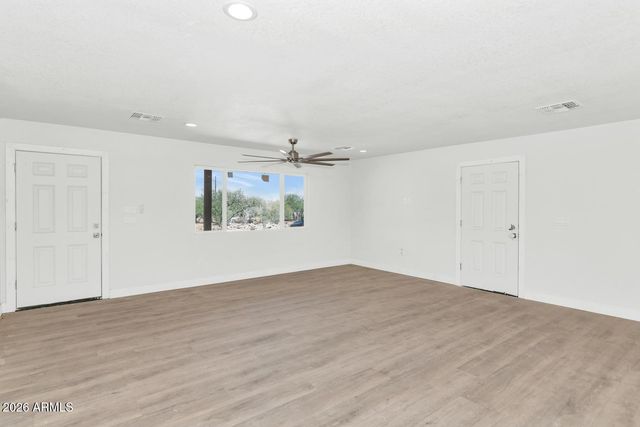 43839 N 12TH Street, New River, AZ 85087