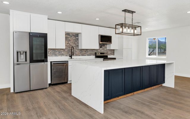 43839 N 12TH Street, New River, AZ 85087