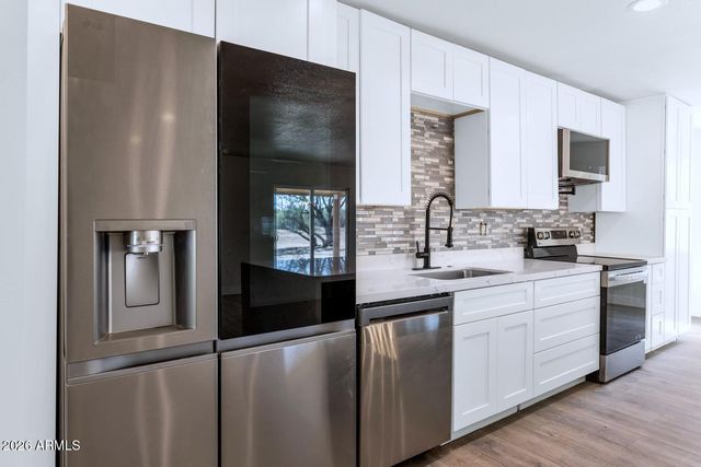 43839 N 12TH Street, New River, AZ 85087
