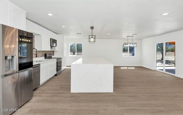 43839 N 12TH Street, New River, AZ 85087