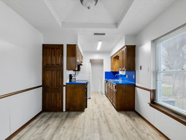 904 Phillips Drive, Ennis, TX 75119