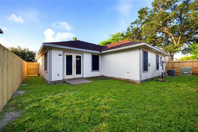 7925 Wolf Dr, Corpus Christi, TX 78414