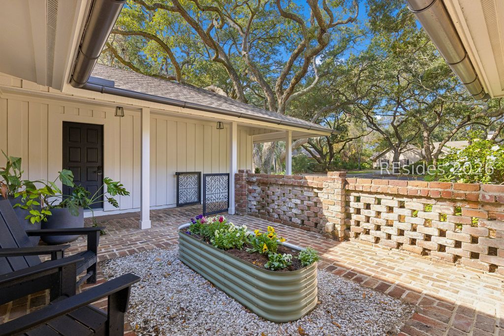 Image 5 of property listing at 21 Off Shore, Hilton Head Island, SC 29928