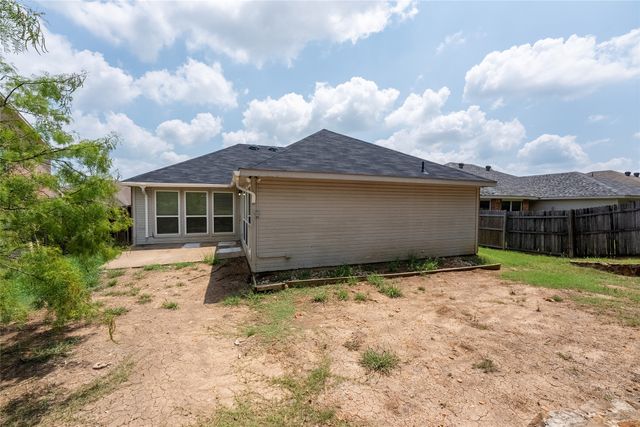 912 Hidden Oaks Drive, Burleson, TX 76028