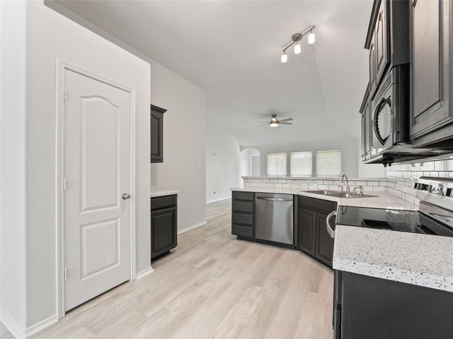 912 Hidden Oaks Drive, Burleson, TX 76028