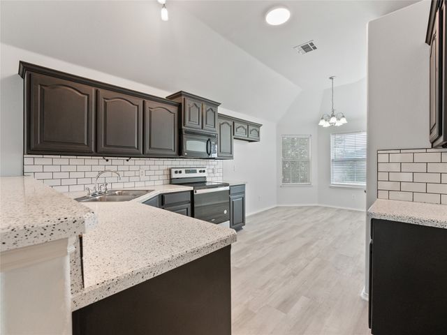 912 Hidden Oaks Drive, Burleson, TX 76028