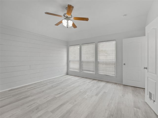 912 Hidden Oaks Drive, Burleson, TX 76028