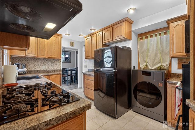 77 W Arthur Place, Iselin, NJ 08830