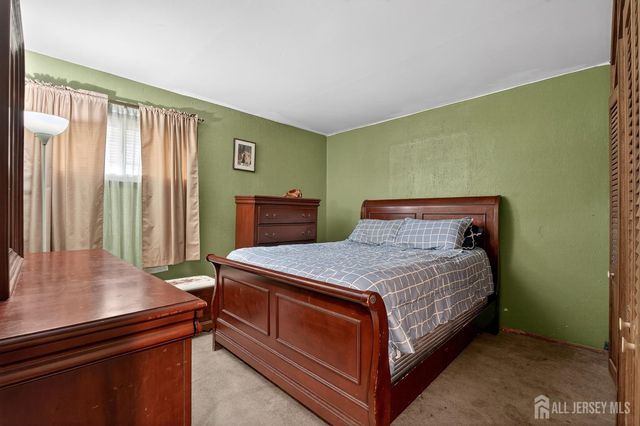 77 W Arthur Place, Iselin, NJ 08830