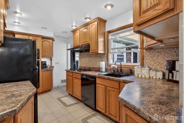 77 W Arthur Place, Iselin, NJ 08830