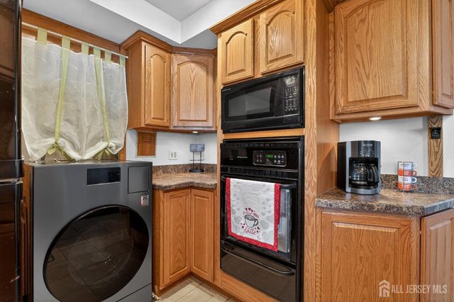 77 W Arthur Place, Iselin, NJ 08830