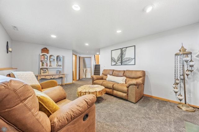 1421 55 Avenue S, Fargo, ND 58104