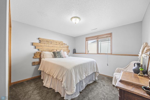1421 55 Avenue S, Fargo, ND 58104