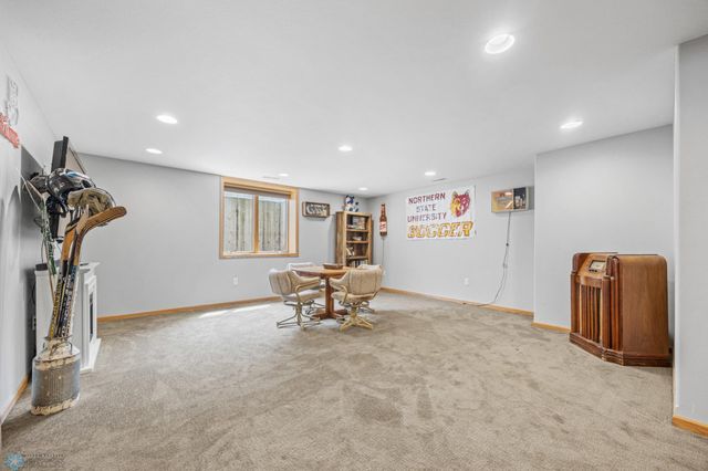 1421 55 Avenue S, Fargo, ND 58104