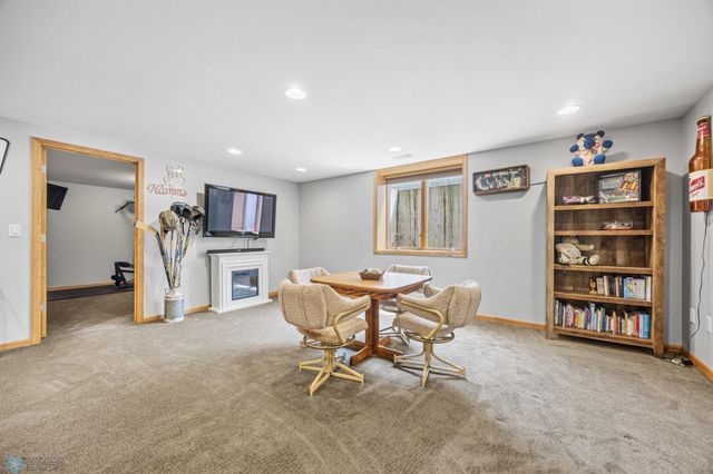 1421 55 Avenue S, Fargo, ND 58104