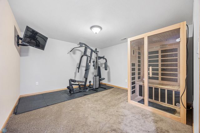 1421 55 Avenue S, Fargo, ND 58104