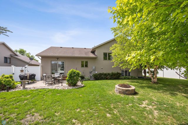 1421 55 Avenue S, Fargo, ND 58104