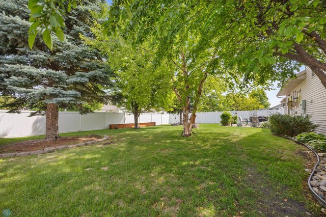 1421 55 Avenue S, Fargo, ND 58104