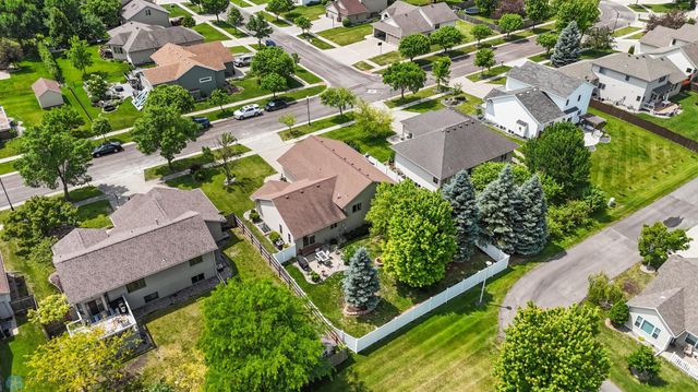 1421 55 Avenue S, Fargo, ND 58104