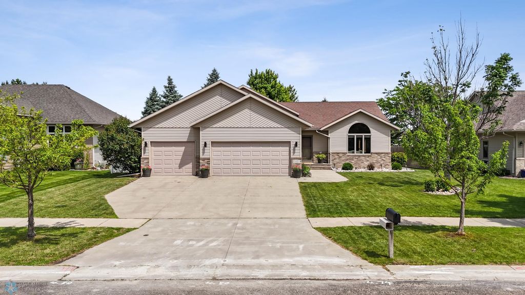 1421 55 Avenue S, Fargo, ND 58104