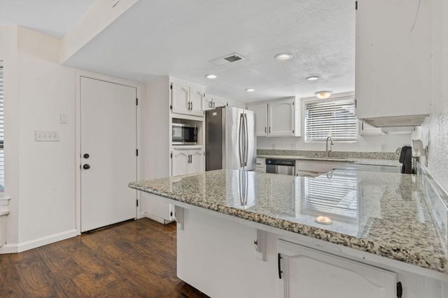 2125 Holt Avenue, Sanger, CA 93657