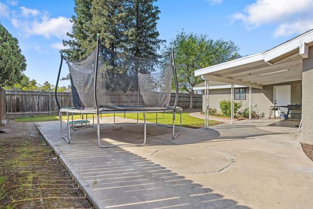 2125 Holt Avenue, Sanger, CA 93657