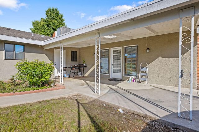 2125 Holt Avenue, Sanger, CA 93657