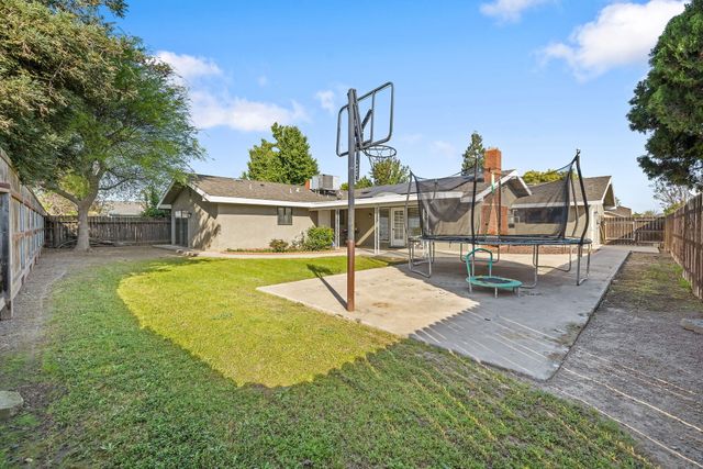 2125 Holt Avenue, Sanger, CA 93657