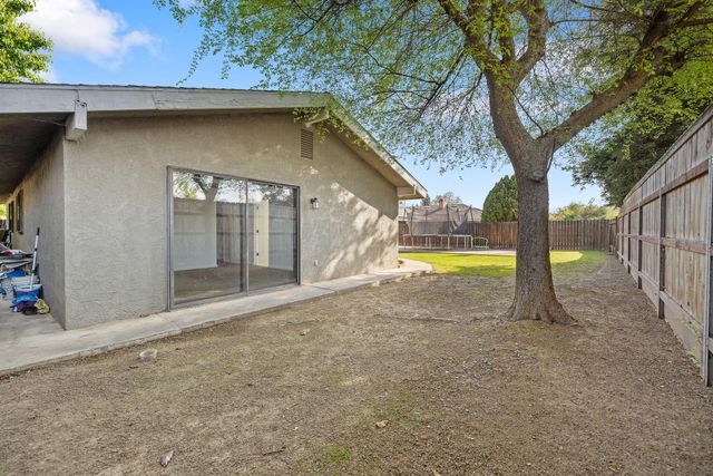 2125 Holt Avenue, Sanger, CA 93657
