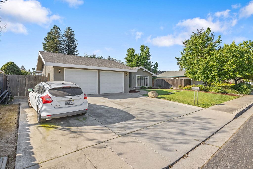 2125 Holt Avenue, Sanger, CA 93657