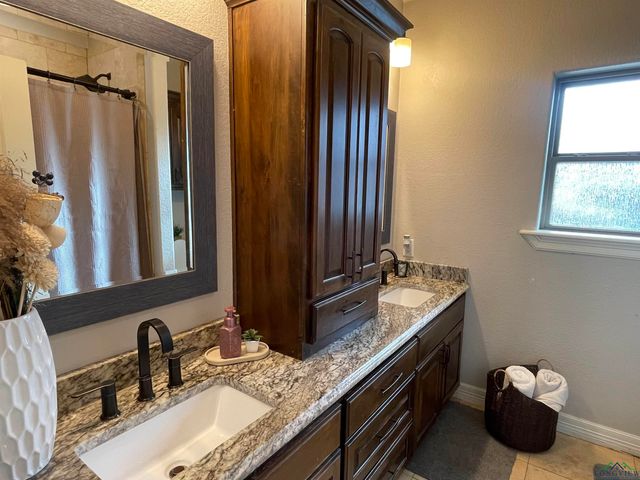 228 E Cassity, Carthage, TX 75633